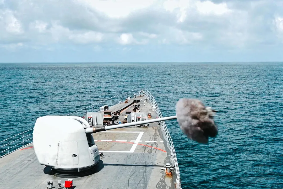 基隆級驅逐艦射擊艦艏的5吋艦砲。(圖/艦指部)