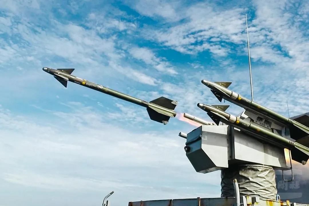 康定級巡防艦發射海欉防空飛彈。(圖/艦指部)