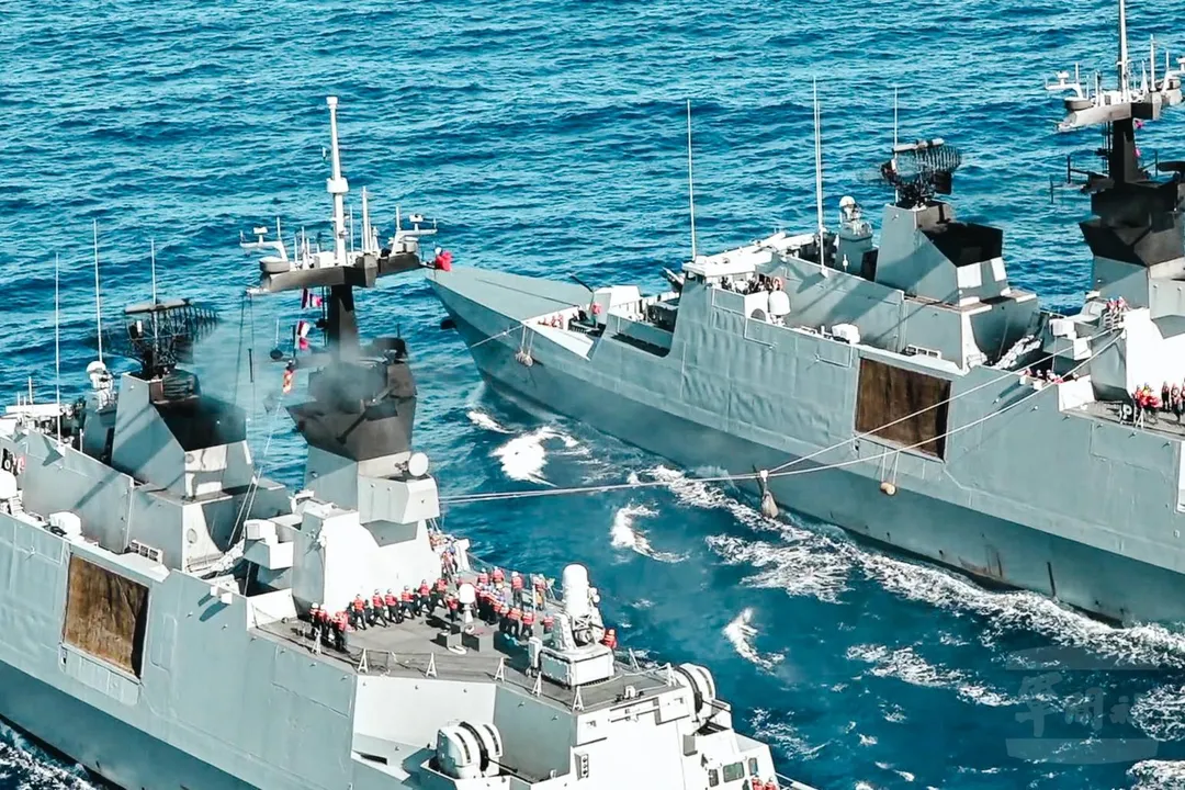 康定級巡防艦進行雙艦海上整補。(圖/軍聞社)