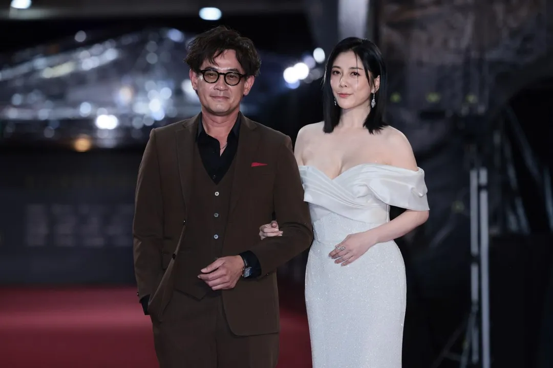 《阿榮與阿玉》男主角柯叔元入圍戲劇節目男主角獎，與同劇演員韓瑜一起走上紅毯。（圖／中國時報 郭吉詮、杜宜諳攝）