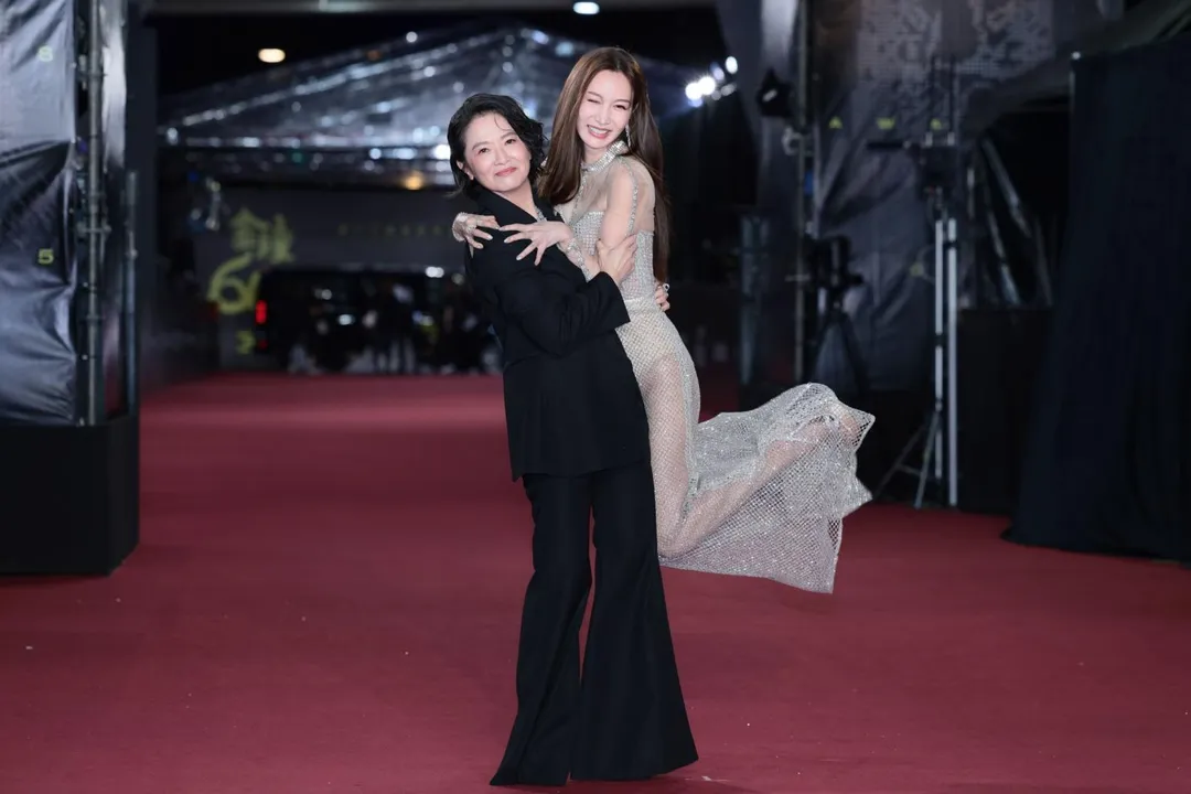 曾莞婷（右）與謝瓊煖聯在紅毯上重現劇中勾心鬥角橋段。（圖／中國時報 郭吉詮、杜宜諳攝）