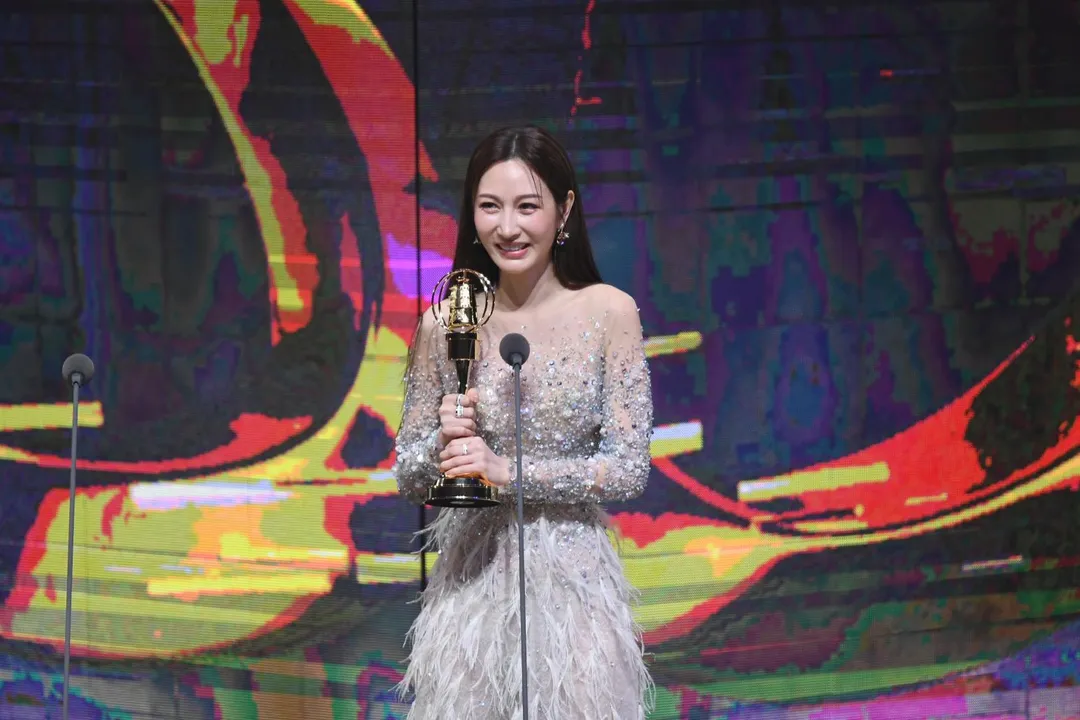 曾莞婷奪戲劇節目女配角獎淚崩。（圖／三立電視 提供）