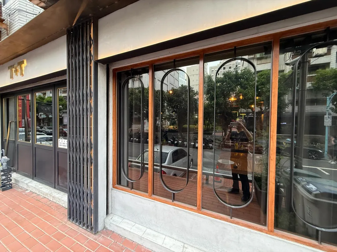 餐廳坐落於台北市民生東路巷弄中，單憑外觀很難聯想到是米其林星級餐廳。（圖／黃宏輝提供）
