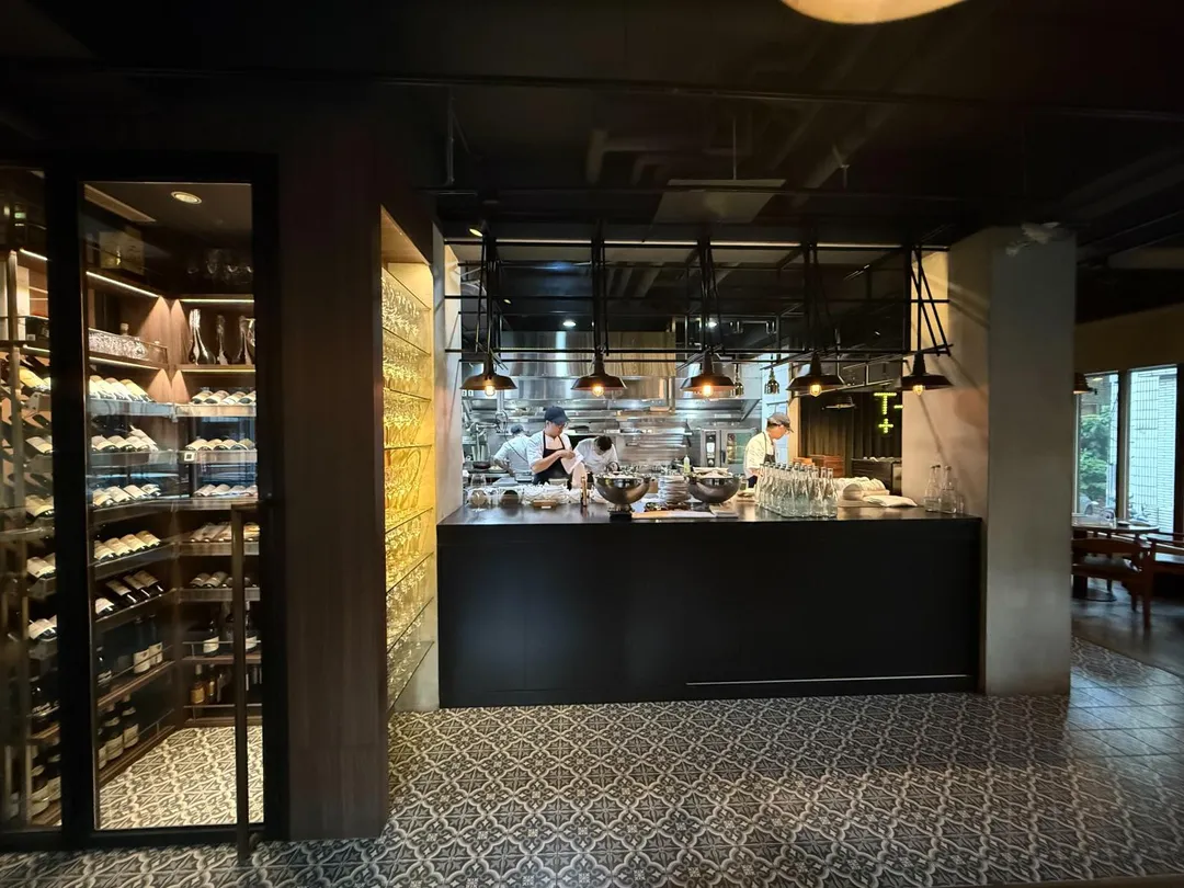 廚師、店員在開放式廚房各司其職，不難知其訓練有素。（圖／黃宏輝提供）
