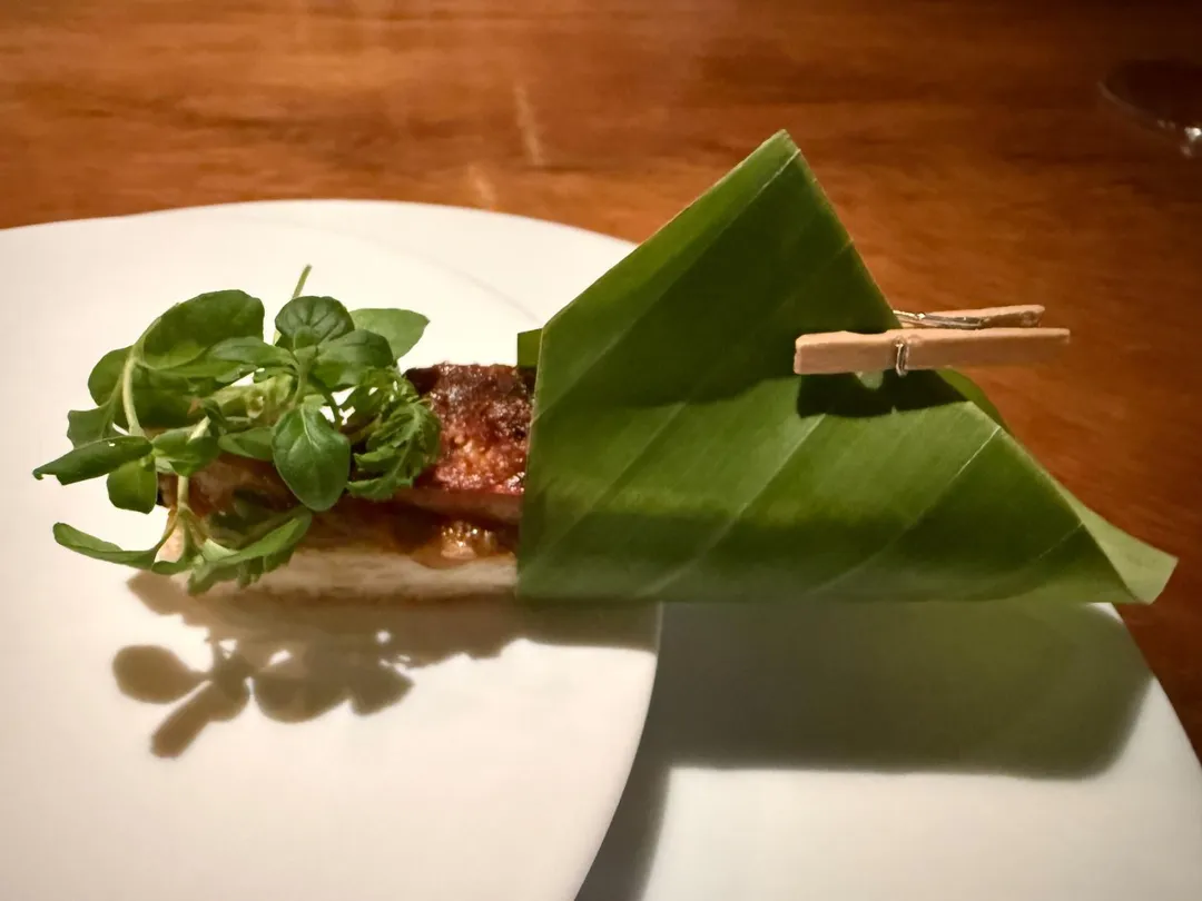「虱目魚 峇拉煎 番茄」靈感來自馬來西亞經典小吃，為台灣常見的虱目魚增添異國風情。（圖／黃宏輝提供）