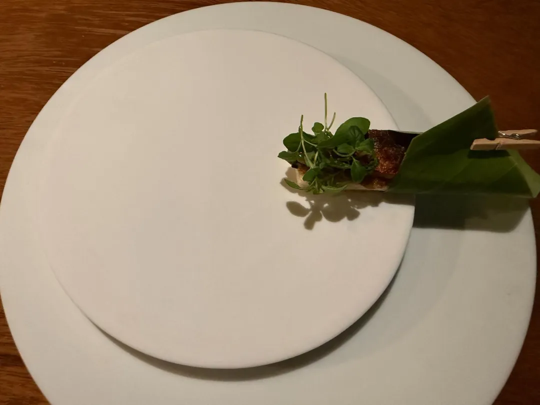 「虱目魚 峇拉煎 番茄」靈感來自馬來西亞經典小吃，為台灣常見的虱目魚增添異國風情。（圖／黃宏輝提供）