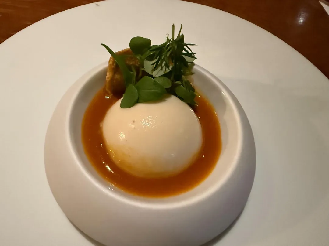 「紅咖哩 雞皮 香茅」看上去有如水煮蛋，其實是雞肉碎末加豆漿再凝結成豆腐。（圖／黃宏輝提供）