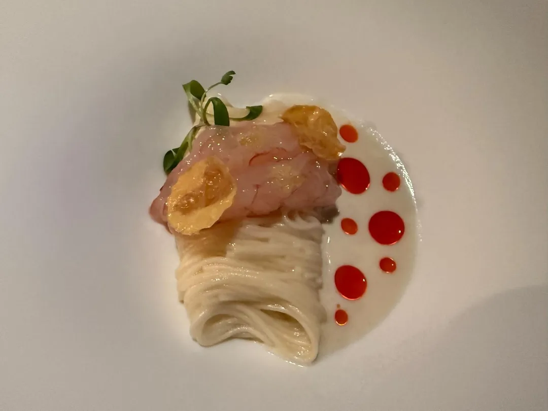 馬來西亞檳城常見小吃「白咖哩麵」在此脫胎換骨，以日式冷麵、加入椰漿、蛤蜊既鮮甜又帶清爽。（圖／黃宏輝提供）