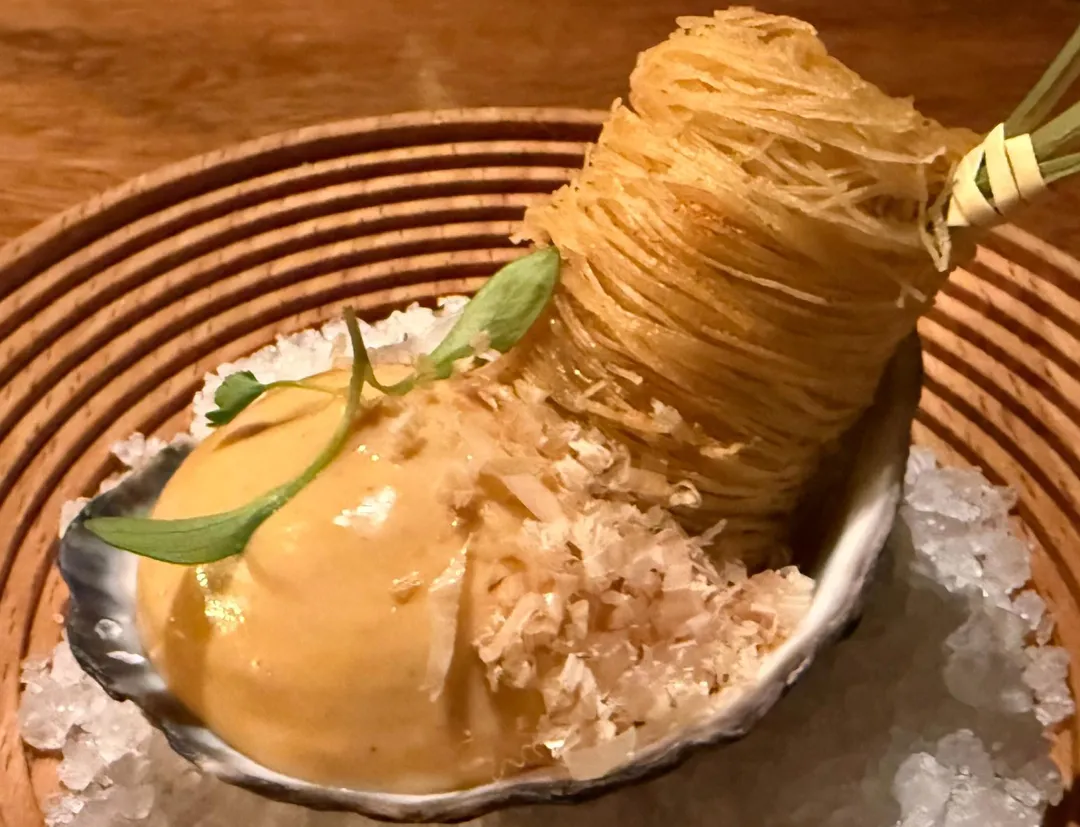 美乃滋、蒜末取代麵線羹湯，保存蚵仔麵線經典原味。（圖／黃宏輝提供）