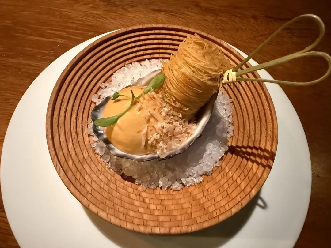 紅麵線裹生蠔油炸，改寫蚵仔麵線新面貌。（圖／黃宏輝提供）