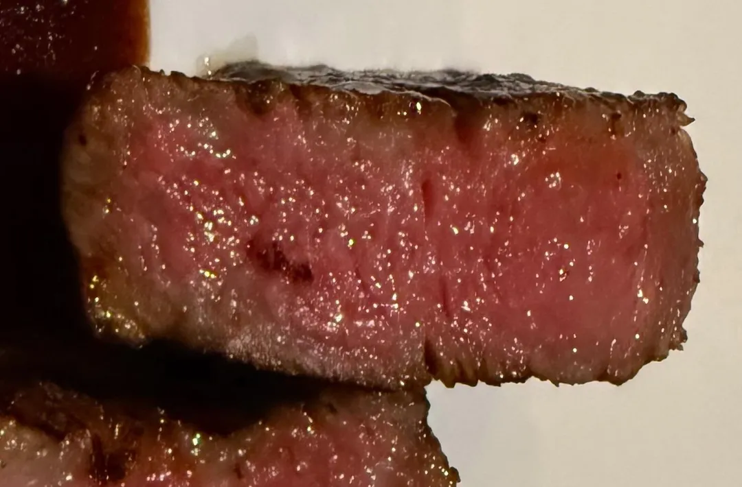 和牛外皮烤出薄脆口感，內裡富含肉汁。（圖／黃宏輝提供）