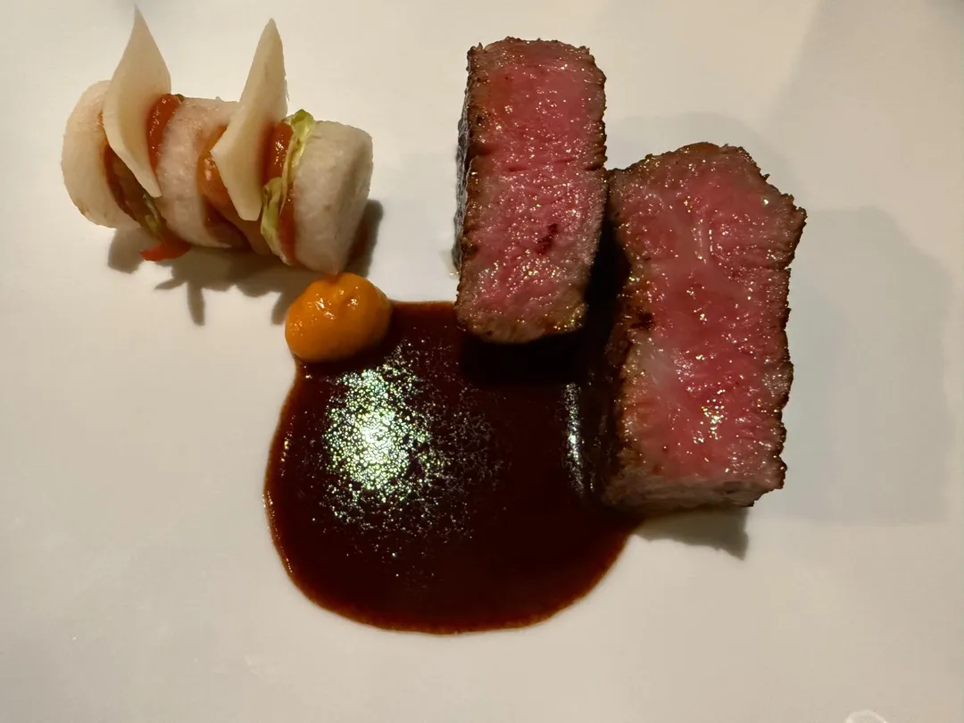 和牛刷上韓式醬料烤至外脆內軟，搭配水梨、青蔥解膩提鮮。（圖／黃宏輝提供）