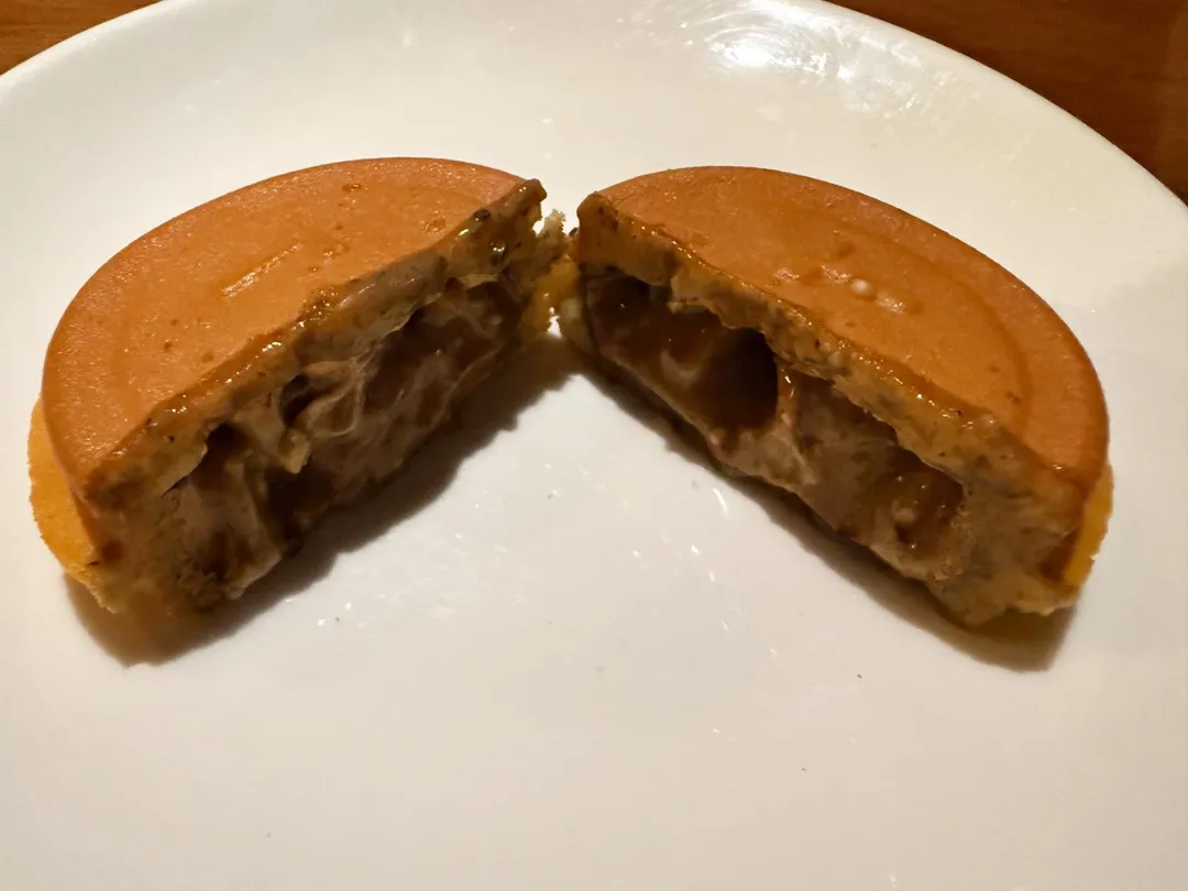 車輪餅封存松露濃稠醬汁和油封鴨腿。（圖／黃宏輝提供）