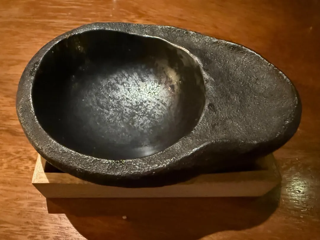 手工製成的鑄鐵碗保溫效果更好。（圖／黃宏輝提供）