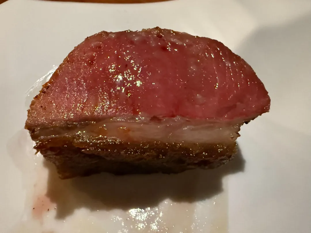 羊鞍的酥薄外皮與嫩肉夾著1層完美油脂。（圖／黃宏輝提供）