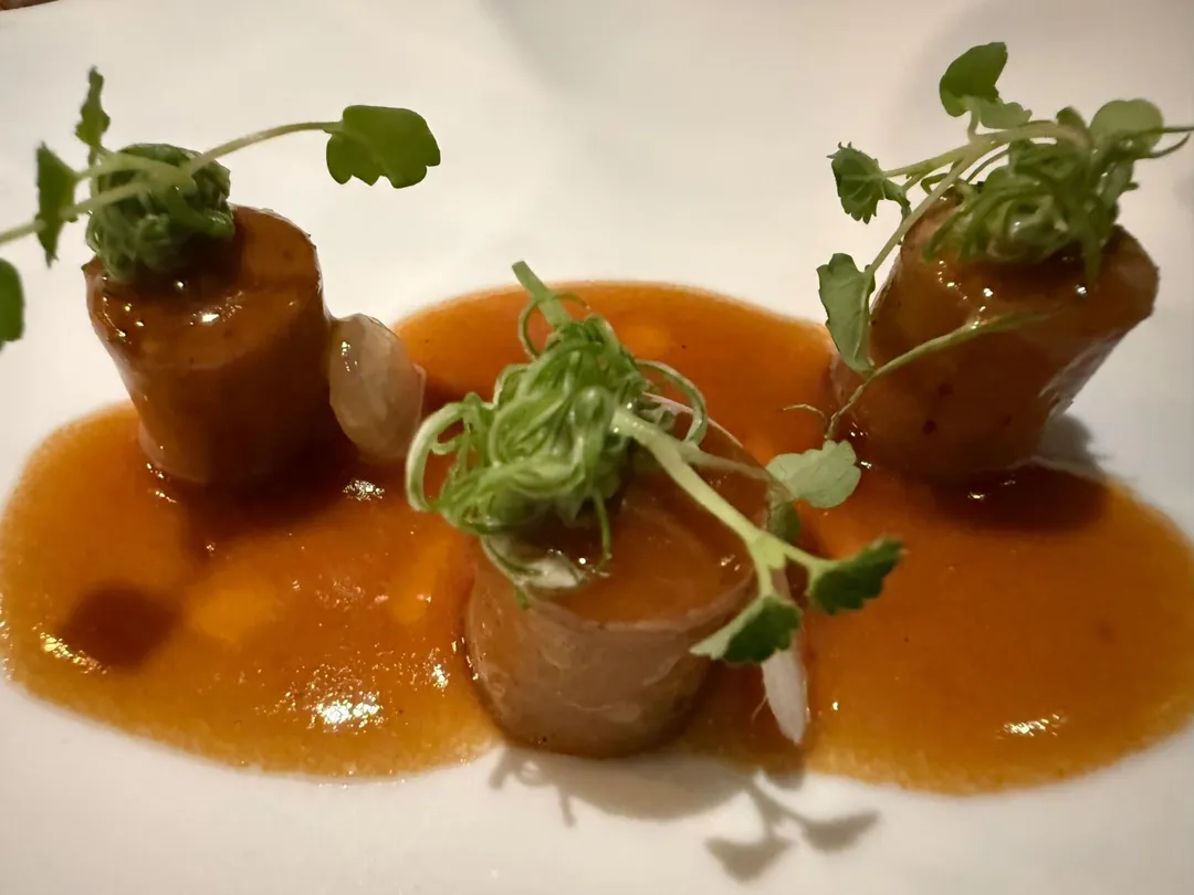 烤羊腸、珍珠洋蔥陪襯美味羊肉。（圖／黃宏輝提供）