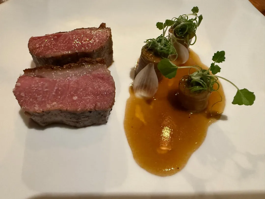 鮮嫩烤羊鞍使用孜然調料與羊骨融合的熬醬提味。（圖／黃宏輝提供）