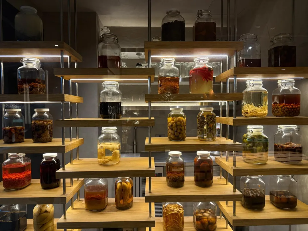 發酵室陳列各種瓶罐的醃漬品。（圖／黃宏輝提供）