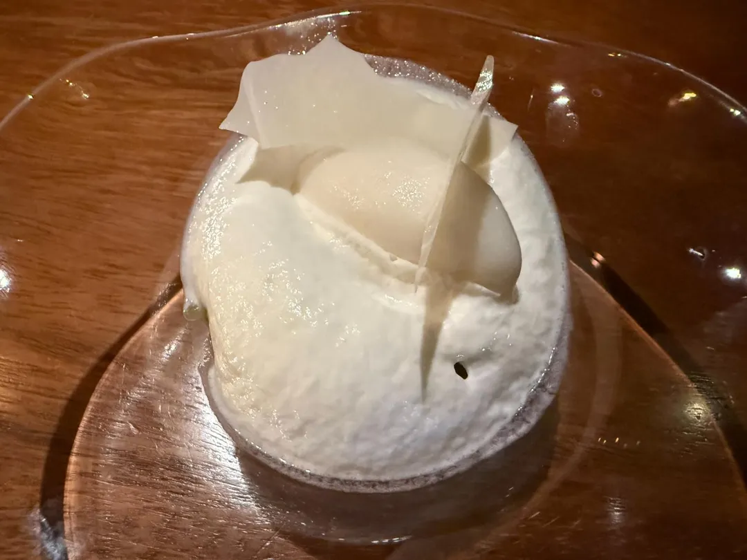 甜點綜合台灣荔枝雪酪、馬來西亞的斑斕和椰奶慕斯，組成雪白清涼的意境。（圖／黃宏輝提供）