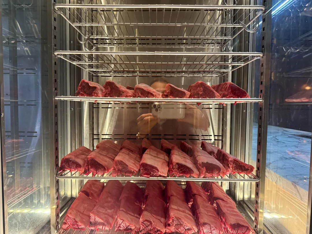 另有牛肉專屬的熟成室。（圖／黃宏輝提供）