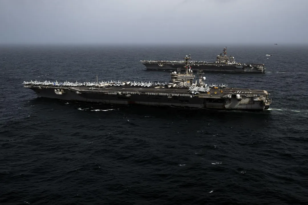 尼米茲號、卡爾文森號(背景)航艦今年7月在中東航行。(圖/美國海軍)