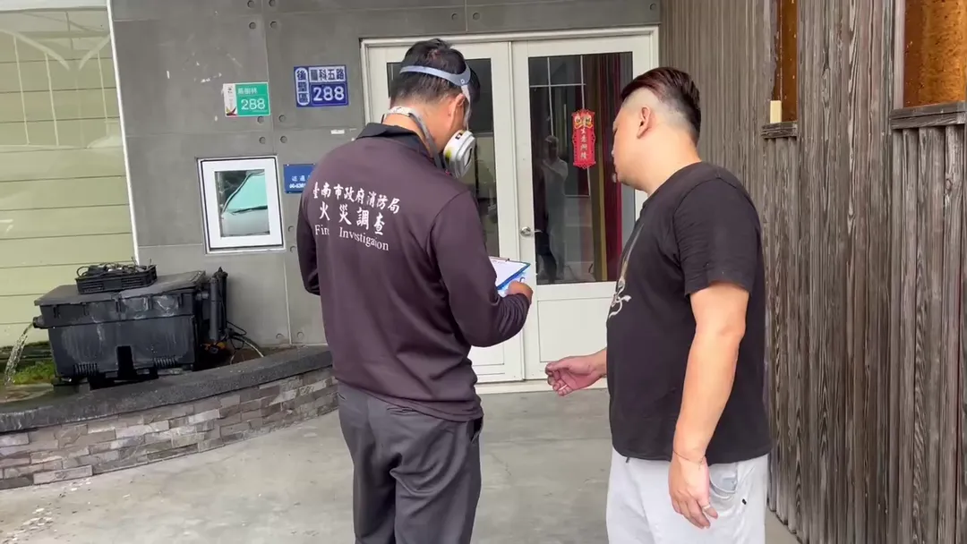 消防局跟業主了解相關狀況。（圖／中天新聞）