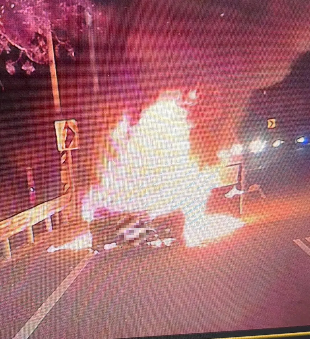 火燒車的驚悚當下。(圖/中天新聞)