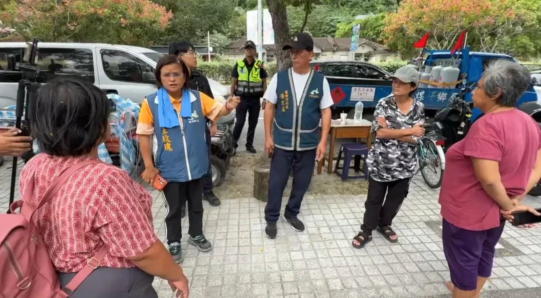 今（19）日上午配合警力，開放居民30分鐘回家拿重要物品及藥品。（圖／中天新聞）