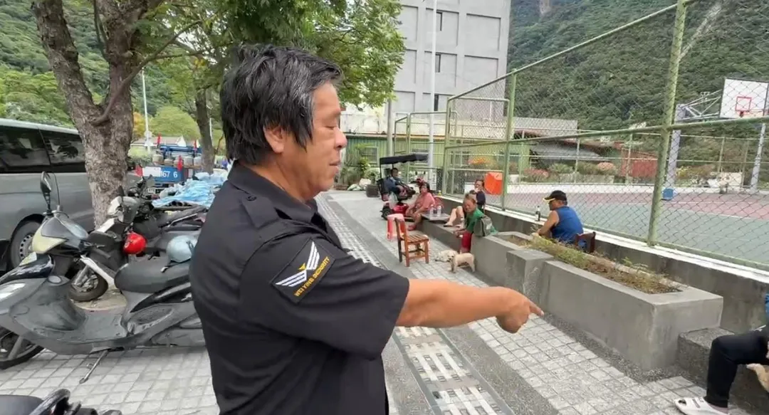部落事務葉姓組長指出，30多位居民這幾天自行在富世村籃球場搭帳篷避難。（圖／中天新聞）