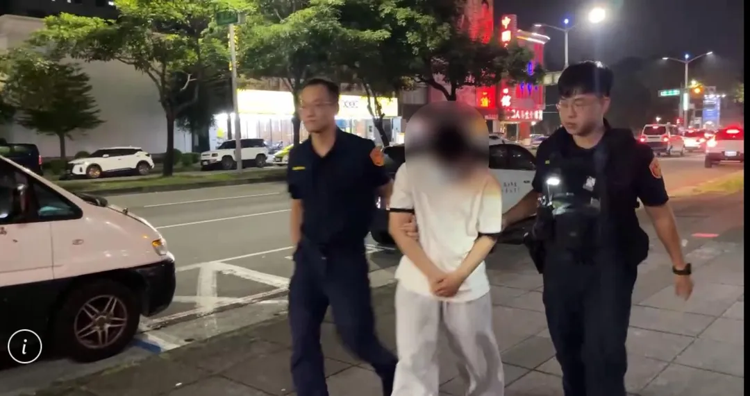 印尼籍嘉姓男子幫同鄉代購門票，被帶回警局送辦。（圖／警方提供）