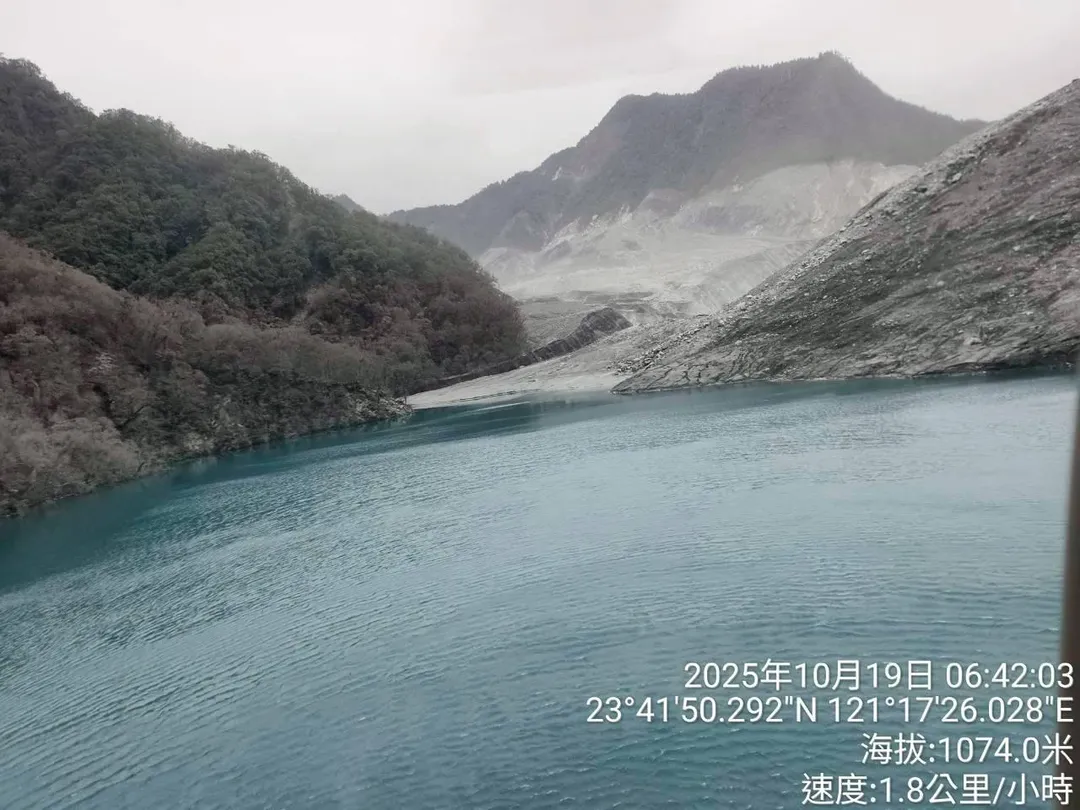 馬太鞍堰塞湖監測增添利器，日本投入式水位計投放啟用。（圖／林業保育署花蓮分署提供）