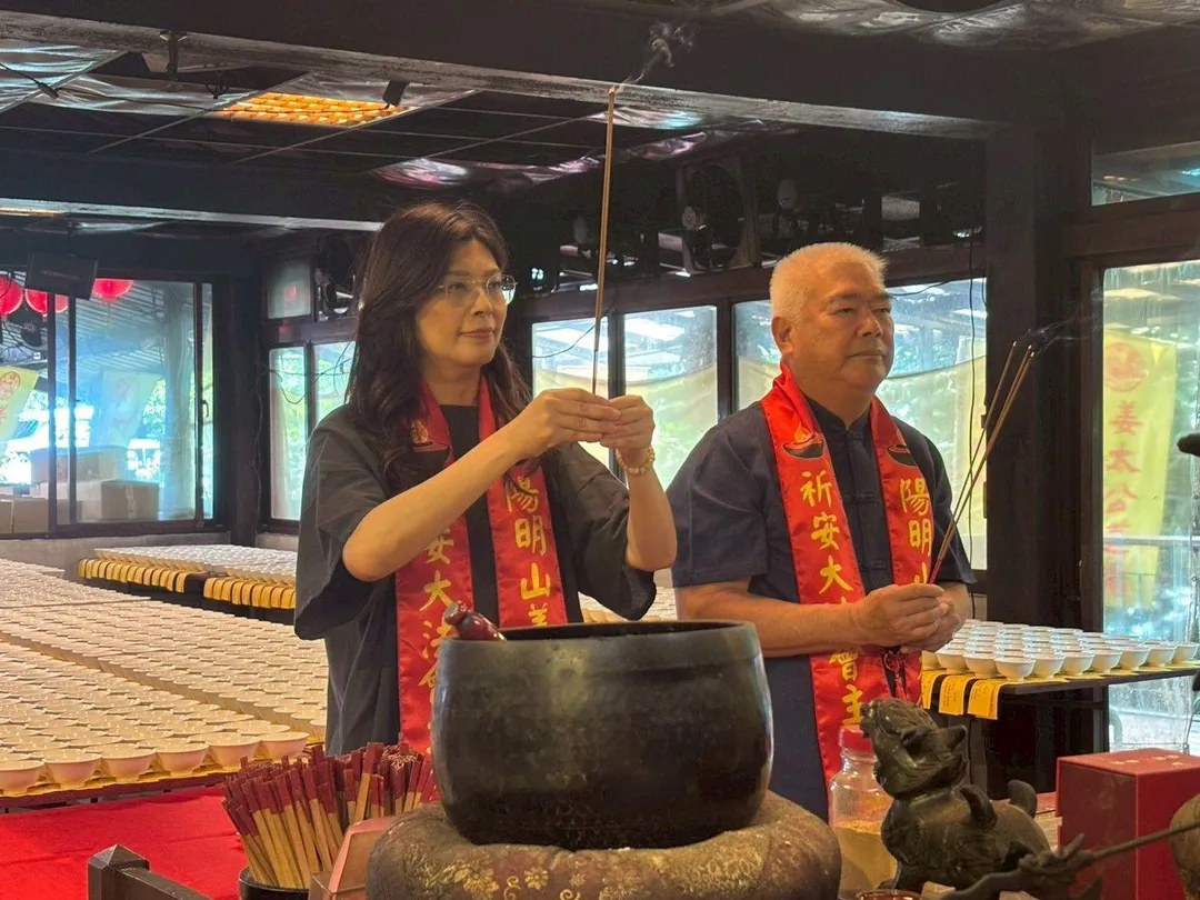 鄭麗文上個月在前黃復興黨部主委季麟連陪同下，赴陽明山姜太公道場參拜點七星燈，祈求勝選國民黨主席選舉。（圖／陽明山姜太公道場提供）