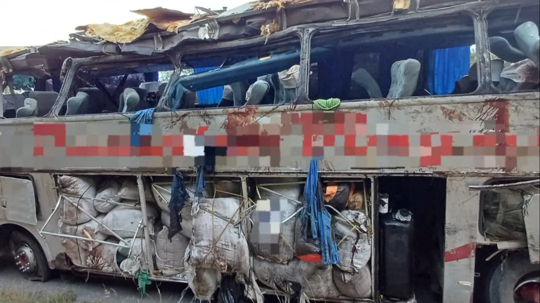 巴士發生翻覆車禍，造成至少17人死亡。（圖／美聯社）