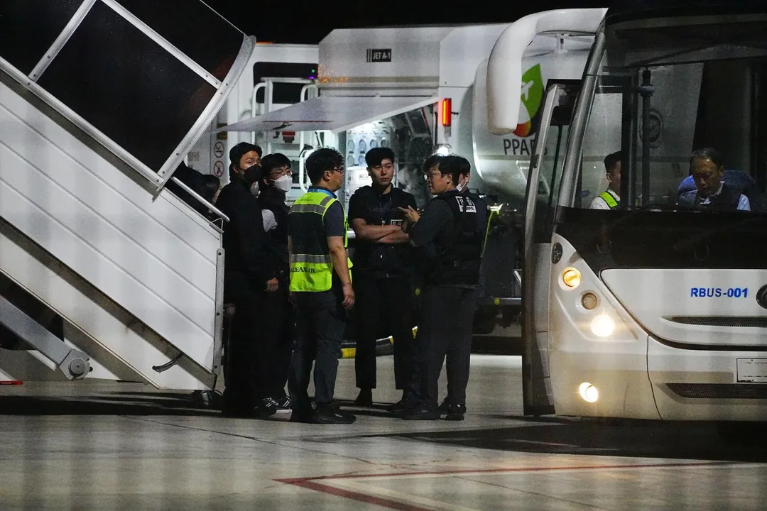 大韓航空17日派機到柬埔寨押回一批涉及詐騙的南韓人。 （圖/美聯社）