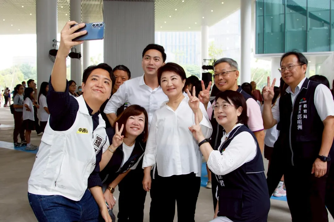 盧秀燕和大家一同見證台中市民期待超過二十年的重要時刻。（圖/台中市府提供）