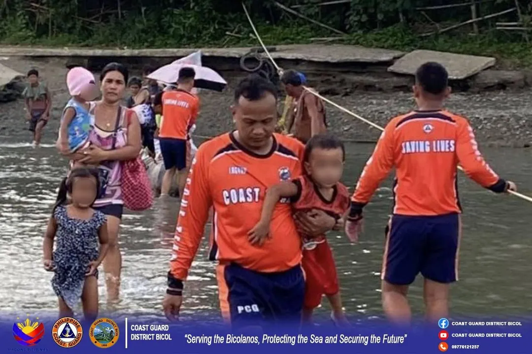 圖為海岸警衛隊協助民眾撤離。(圖/翻攝FB「Coast Guard District Bicol」)