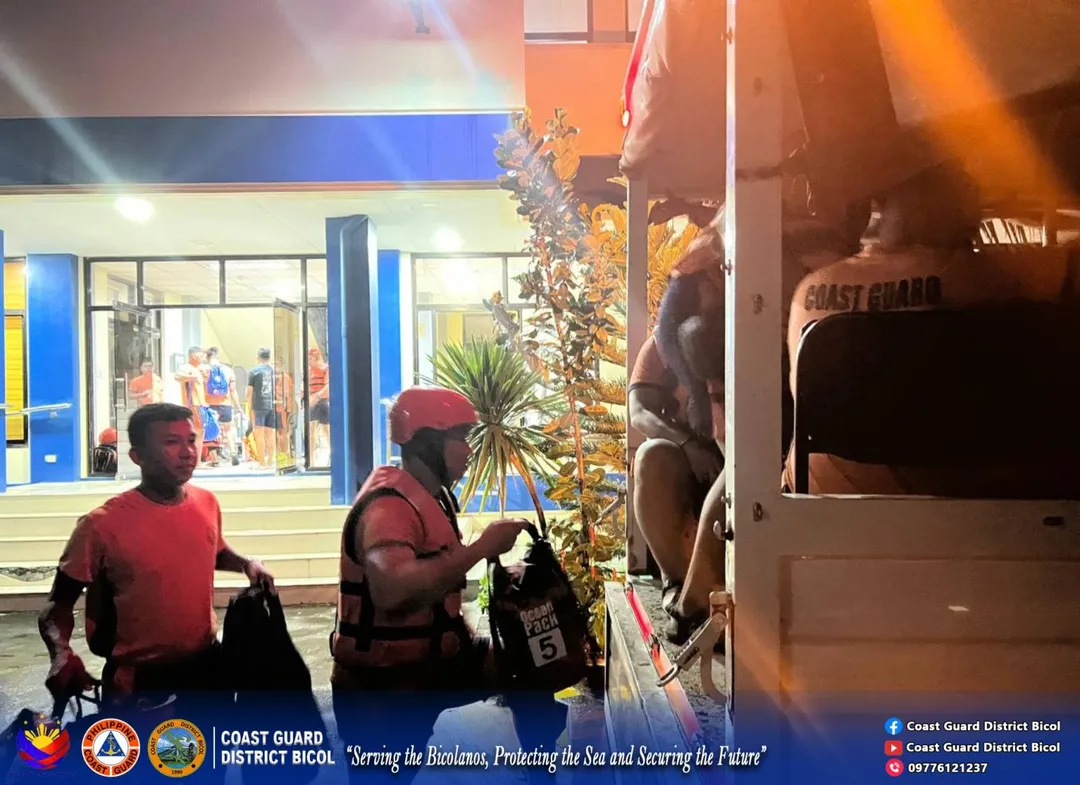 海岸警衛隊員出動應對颱風來襲。(圖/翻攝FB「Coast Guard District Bicol」)