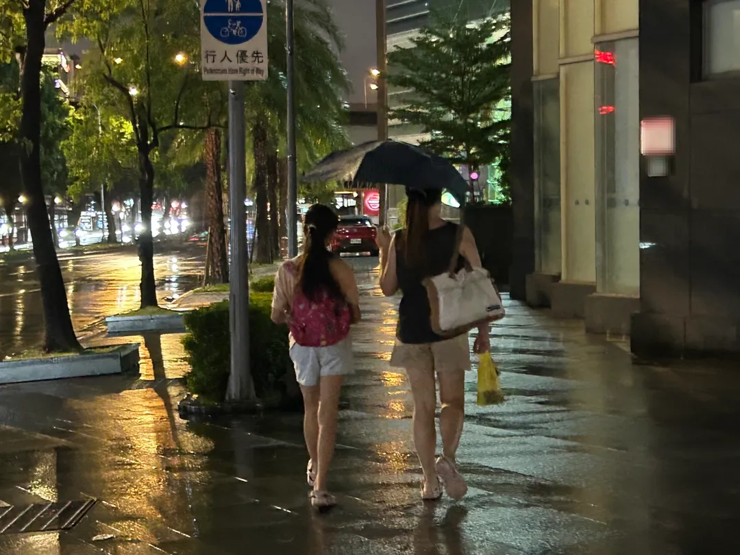 氣象署表示，明天下午桃園以北、東半部地區易有陣雨或雷雨，宜花地區留意較大雨勢，週末幾乎全台有雨。（圖／記者高珞曦攝）