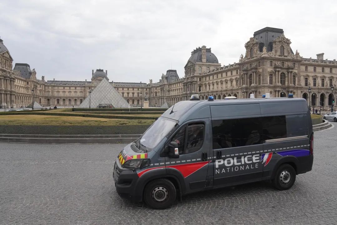 法國警方在案發後開車巡邏內部區域，目前羅浮宮已宣布全面關閉。（圖／美聯社）