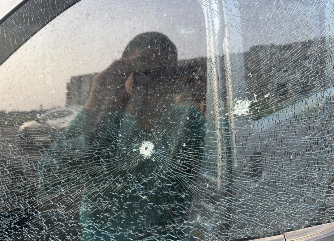 車窗被射穿成蜘蛛網狀。（圖／警方提供）