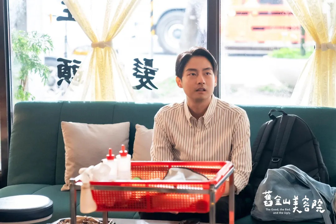 林鶴軒飾演「小錢」 一路陪伴在劉品言身邊。（圖／TVBS 提供）