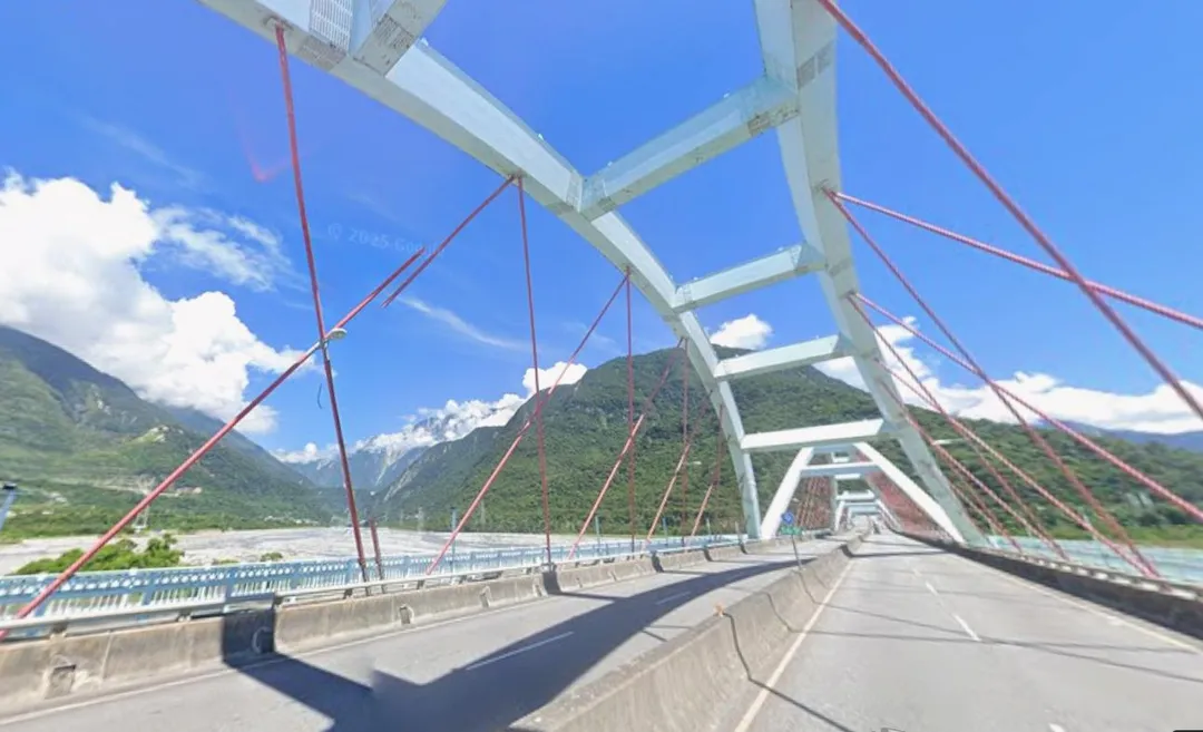 台8線燕子口附近立霧溪因邊坡坍塌造成堰塞湖，公路局東區養護工程分局花蓮工務段考量台9線用路人車安全，已派員於高處觀察河川水位變化，並備妥封橋設備。（圖／Google map）
