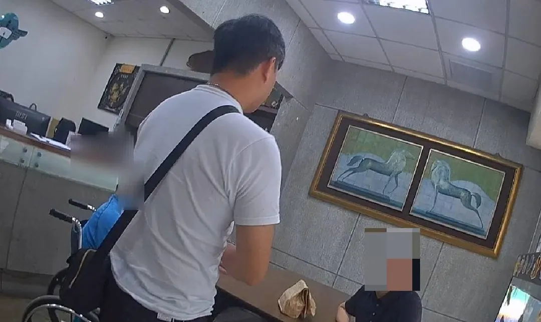 車手出面取款遭警方當場活逮。（圖／翻攝畫面）
