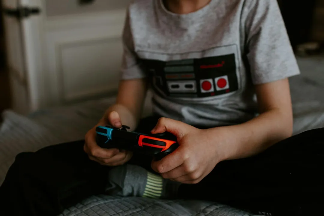 11歲男童僅因不滿遊戲被沒收竟開槍殺害其養父。（示意圖／unsplash）
