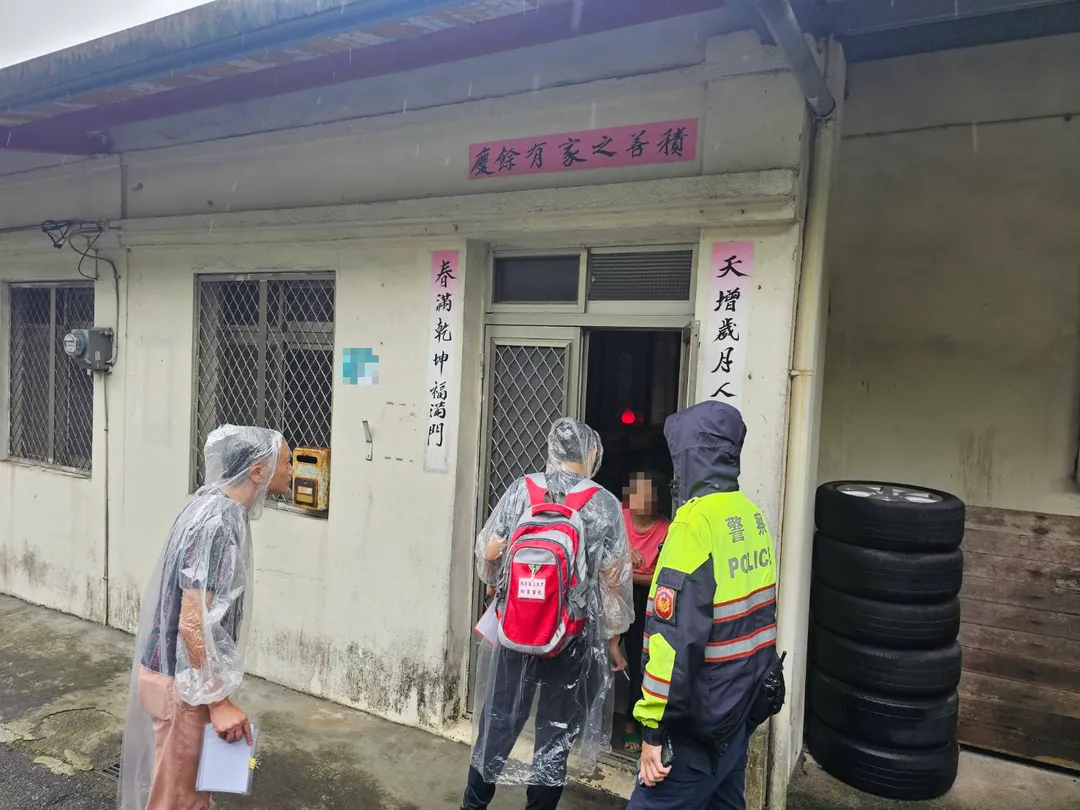 新北市瑞芳區20日預估有7處達土石流黃色警戒，區公所與員警撤離居民。（圖／翻攝畫面）