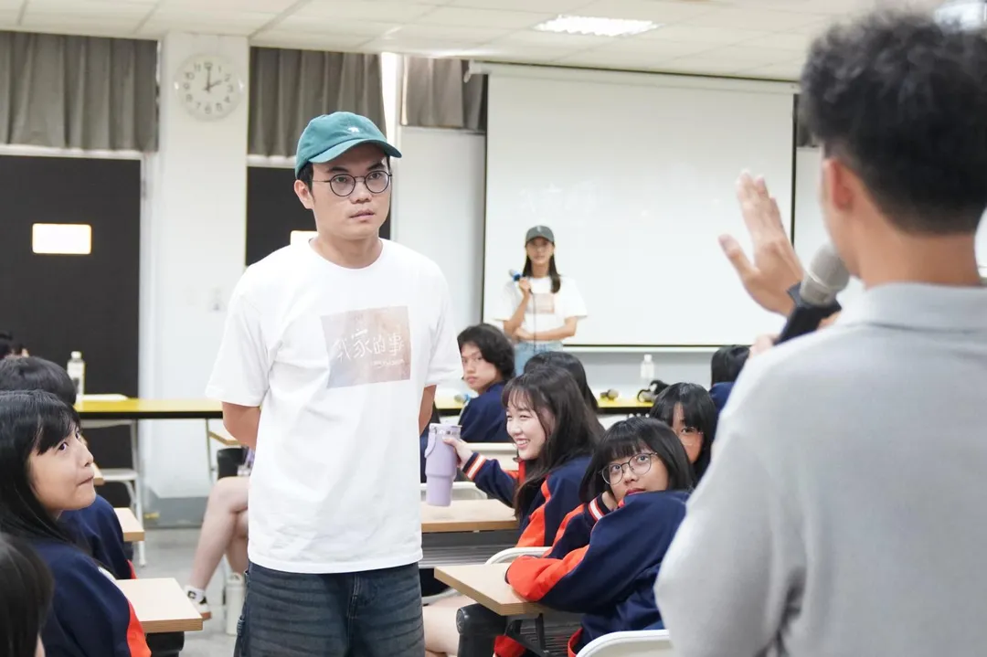 潘客印導演以幽默又真誠的語氣分享創作契機。（圖／育達高中 提供）