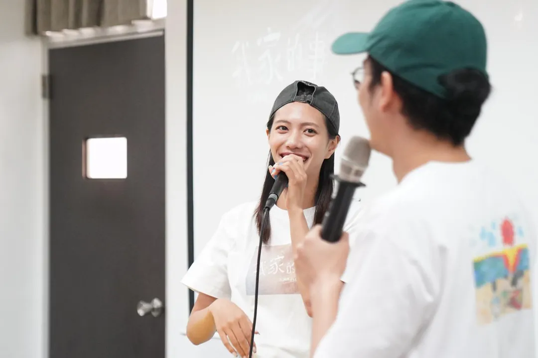 黃珮琪以校友身分回到母校，與學弟妹分享從模特兒轉向影視表演的歷程。（圖／育達高中 提供）