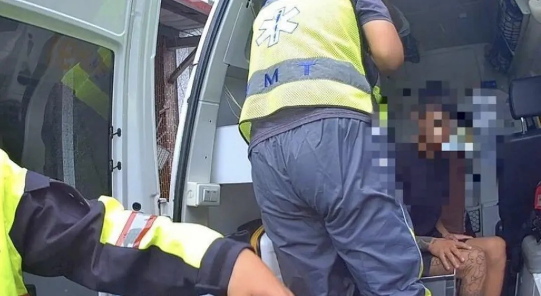狀況解除後男子遭強制送醫。（圖／翻攝畫面）