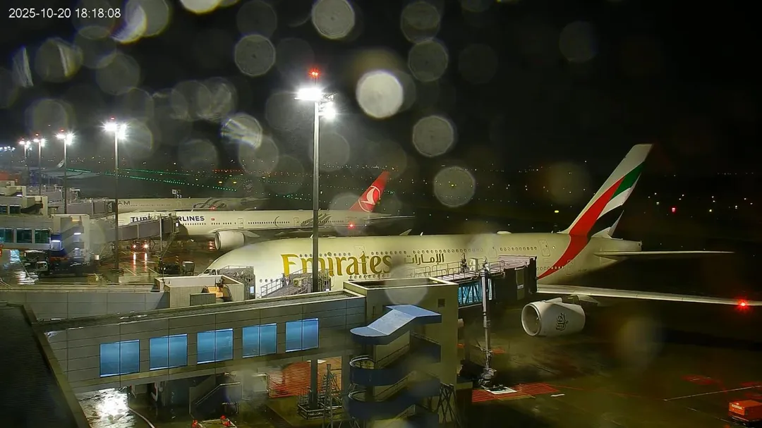受到風神颱風外圍環流與東北季風共伴效應雙重影響,桃園國際機場航班營運受到嚴重衝擊。截至20日上午11時,已有4架航班被迫轉降至高雄機場,機場公司也因強風考量預防性關閉南北觀景台。(圖/翻攝自Taoyuan Airport)