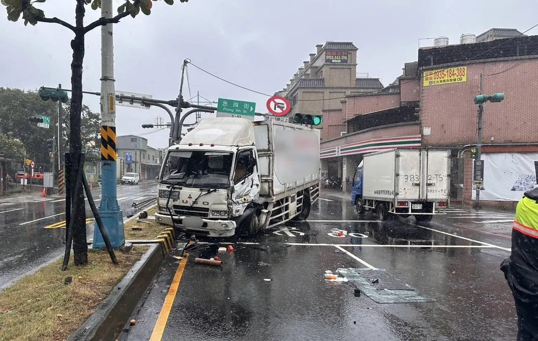 八里一輛大貨車打滑失控衝撞分隔島。（圖／翻攝畫面）
